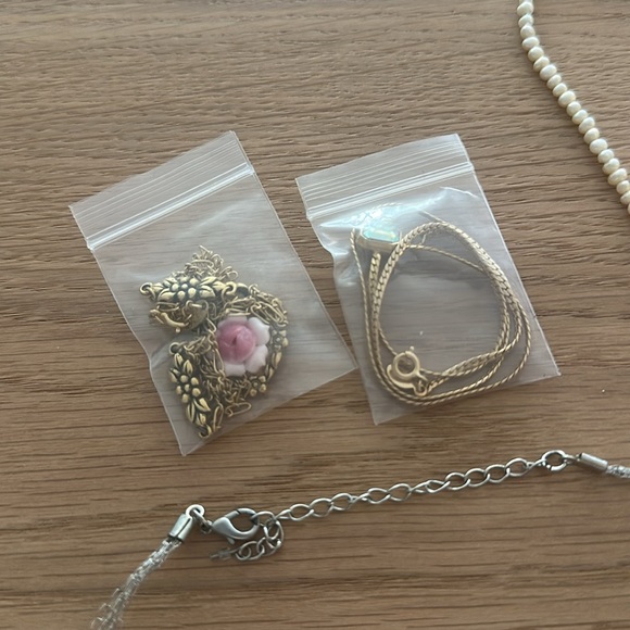 Estate Sale Jewelry Bundle Crystal Necklaces Beaded Skull Pearl Necklace Bundle - Picture 4 of 6